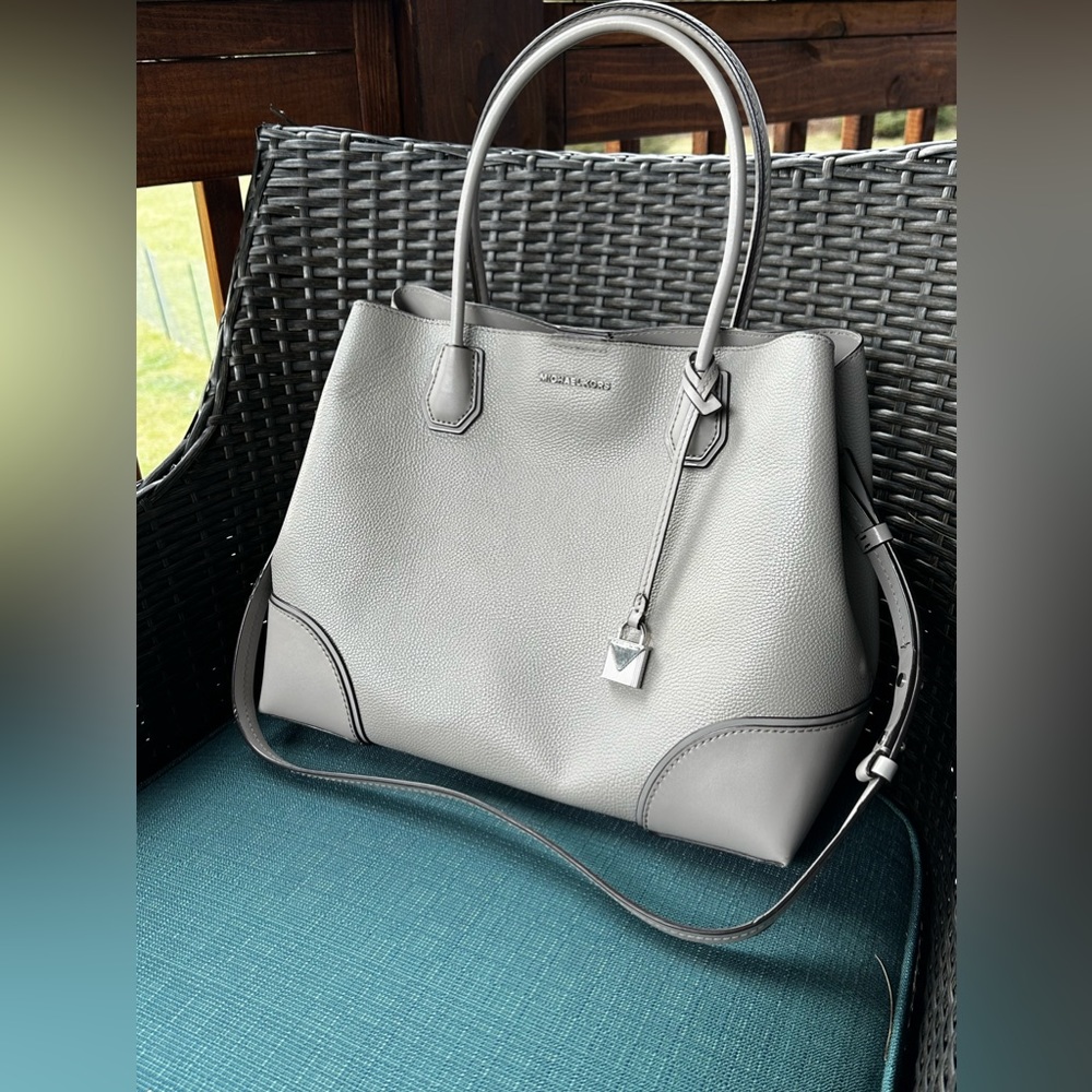 Michael Kors Mercer Gallery Studio Large Center Zip Tote Leather in Pearl Grey